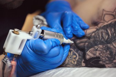 dövmeci dövme yapar