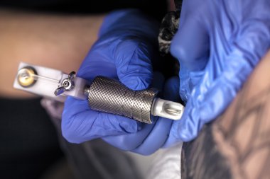 dövmeci dövme yapar