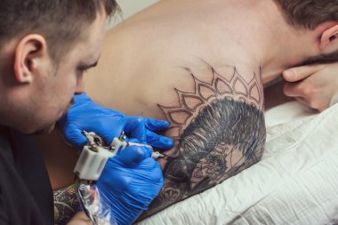 dövmeci dövme yapar