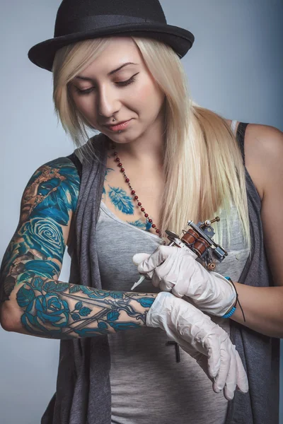Красивая девушка татуировщица с татуировками — стоковое фото