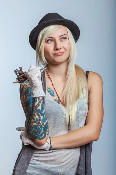 Gyönyörű lány tetoválás művész a tetoválás — Stock Fotó