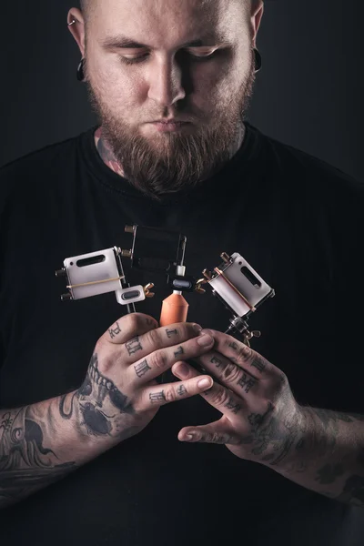 Καλλιτέχνης τατουάζ άνθρωπος με μηχανήματα τατουάζ — Φωτογραφία Αρχείου