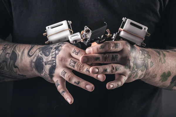Pria pembuat tato dengan mesin tato — Stok Foto