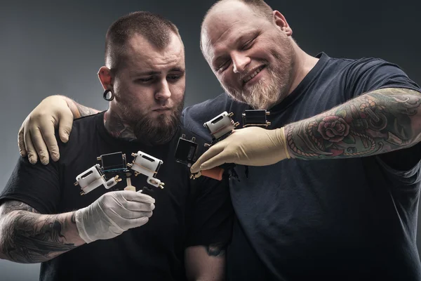 두 사람이 문신 예술가 문신 기계 — 스톡 사진