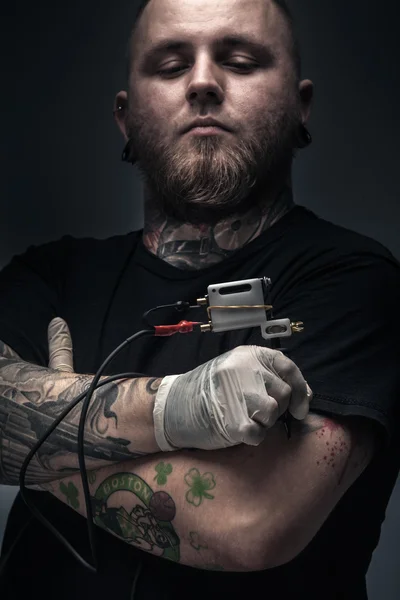문신 기계와 남자 문신 예술가 — 스톡 사진