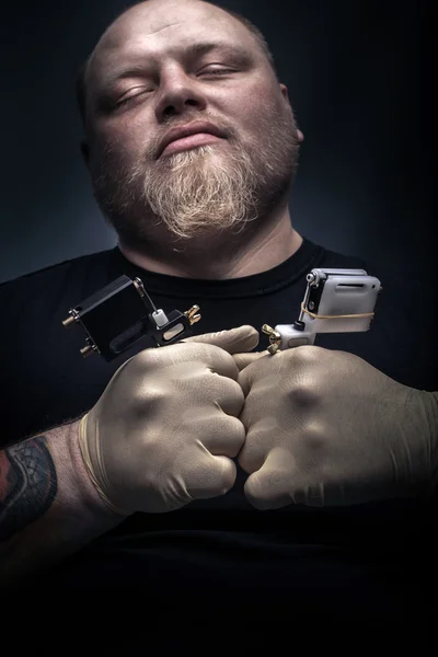Man tattoo artist with tattoo machine — Stock Photo, Image