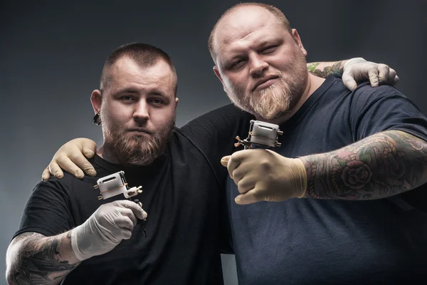 Δύο άνδρες τατουάζ καλλιτέχνες με μηχανήματα τατουάζ — Φωτογραφία Αρχείου