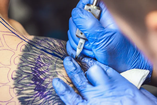 Tattooist makes a tattoo — Stock Photo, Image