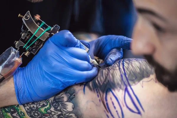 Tatuagem faz uma tatuagem — Fotografia de Stock