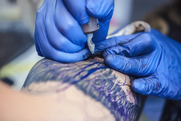 Tattooist sprawia, że tatuaż — Zdjęcie stockowe