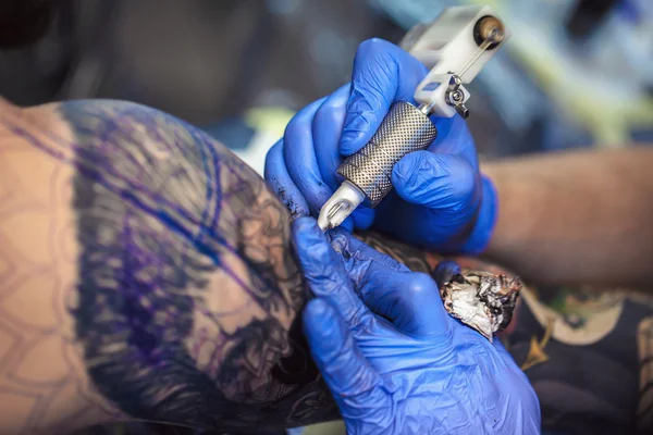 Tattooist makes a tattoo — Stock Photo, Image