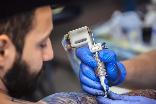 Tattooist tesz egy tetoválás — Stock Fotó