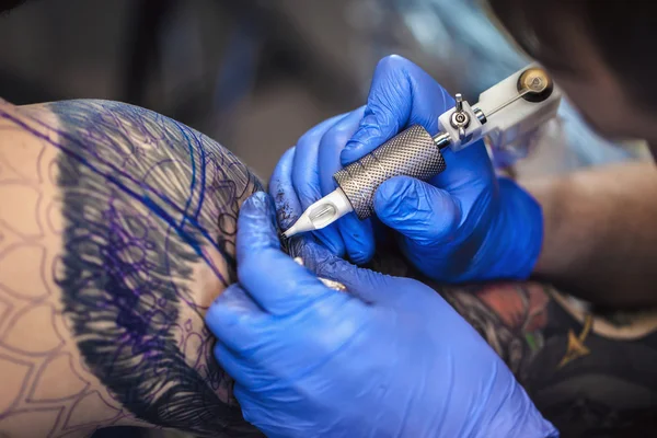 Tattooist tesz egy tetoválás — Stock Fotó