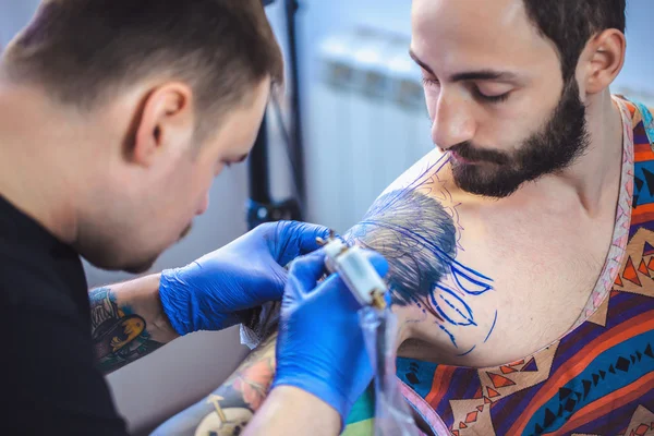 Tattooist makes a tattoo — Stock Photo, Image