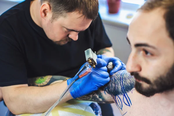 Tatuerare gör en tatuering — Stockfoto