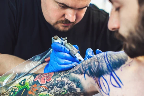 Tattooist sprawia, że tatuaż — Zdjęcie stockowe