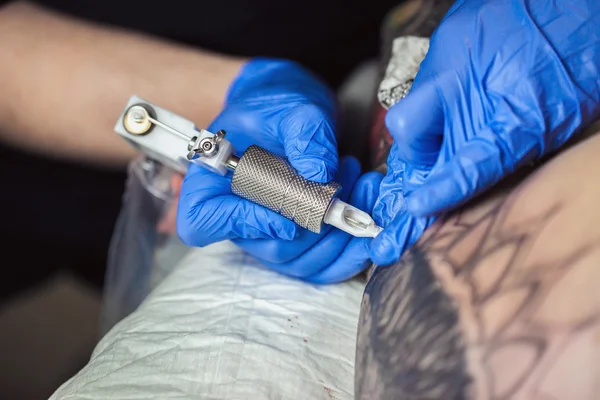 Tattooist makes a tattoo — Stock Photo, Image