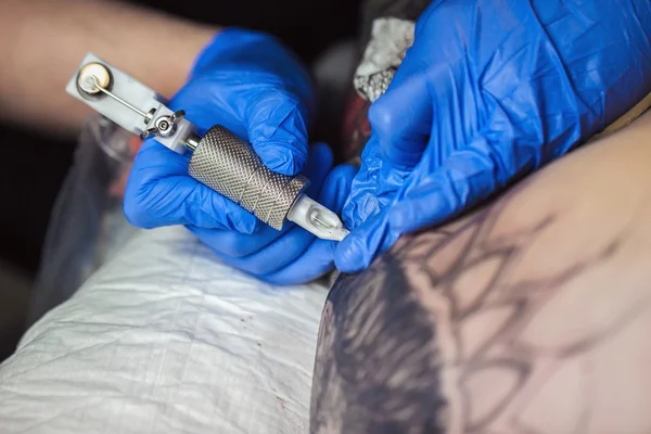 Tattooist makes a tattoo — Stock Photo, Image