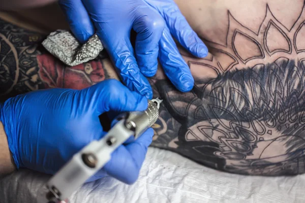 Tattooist makes a tattoo — Stock Photo, Image