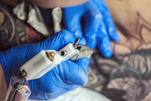 Tattooist makes a tattoo — Stock Photo, Image