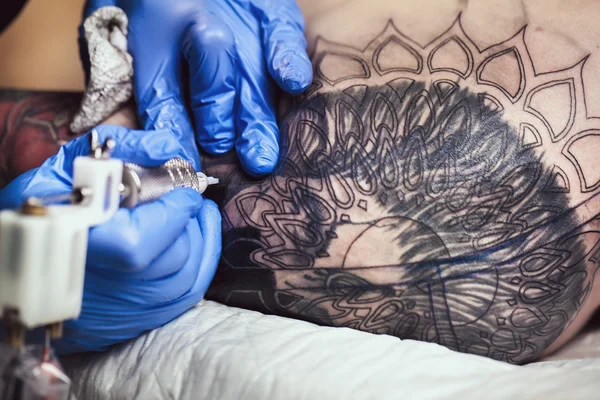 Tattooist tesz egy tetoválás — Stock Fotó