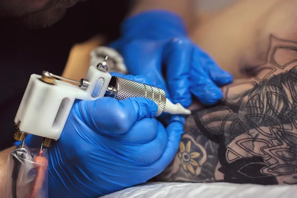 Tattooist dělá tetování — Stock fotografie