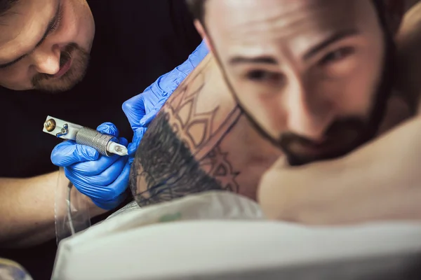 Tatuerare gör en tatuering — Stockfoto