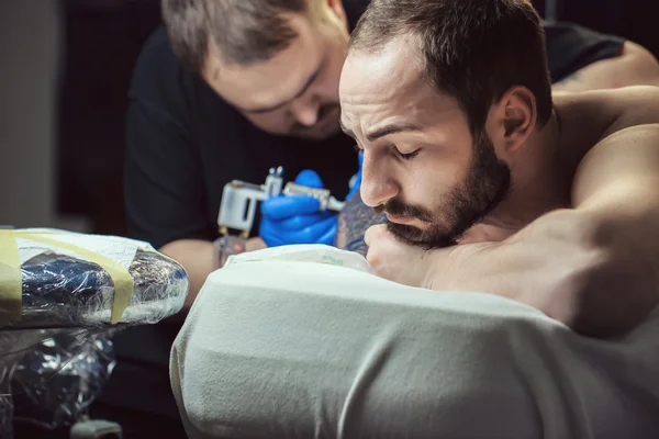 Tatoeëerder maakt een tatoeage — Stockfoto