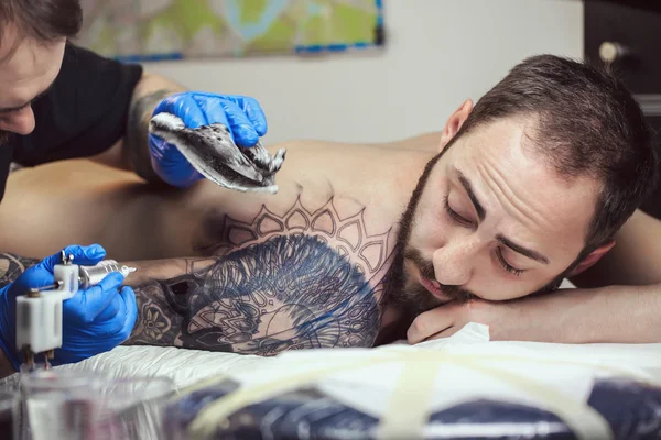 Tattooist makes a tattoo — Stock Photo, Image