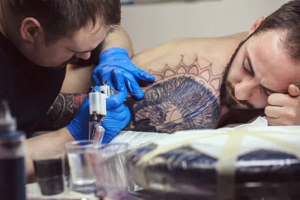 Tatuagem faz uma tatuagem — Fotografia de Stock