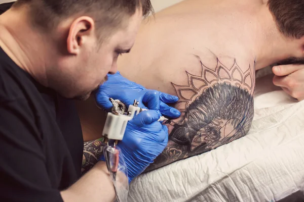 Tattooist makes a tattoo — Stock Photo, Image