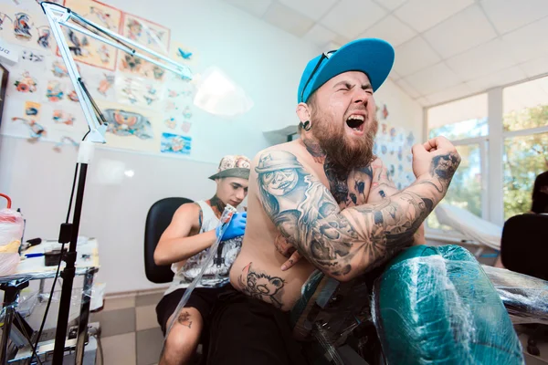 Татуировщик делает татуировку — стоковое фото