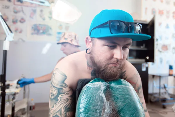 Tattooist membuat tato — Stok Foto