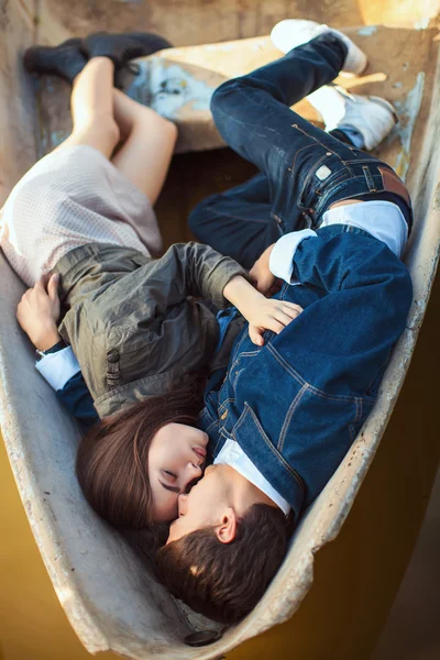 Küçük bir tekne gölde kürek mutlu Romantik Çift — Stok fotoğraf