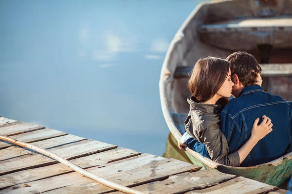 Feliz casal romântico remando um pequeno barco no lago — Fotografia de Stock