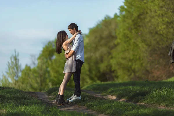 Hermosa pareja joven en el amor al aire libre —  Fotos de Stock