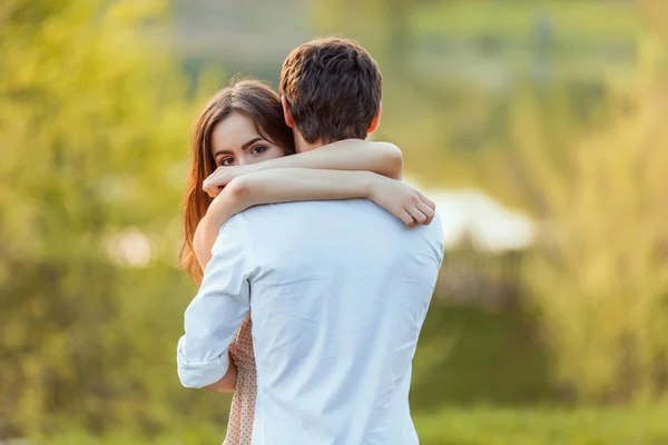 Beau jeune couple amoureux en plein air — Photo