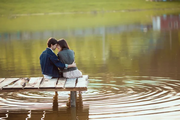 Heureux couple romantique ramant un petit bateau sur le lac — Photo