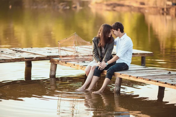 Heureux couple romantique ramant un petit bateau sur le lac — Photo