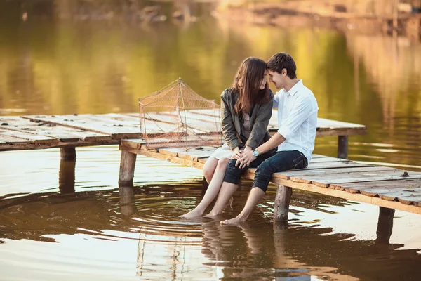 Feliz casal romântico remando um pequeno barco no lago — Fotografia de Stock