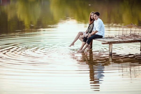 Boldog romantikus pár evezés egy kis hajó, tó — Stock Fotó