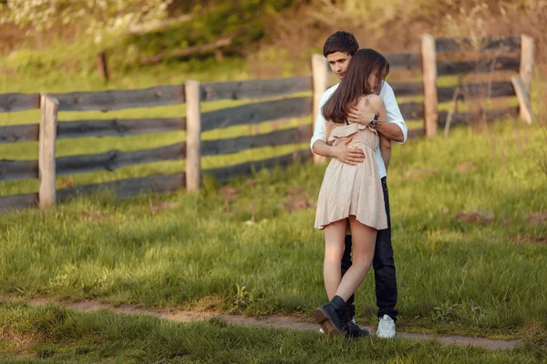 Beau jeune couple amoureux en plein air — Photo