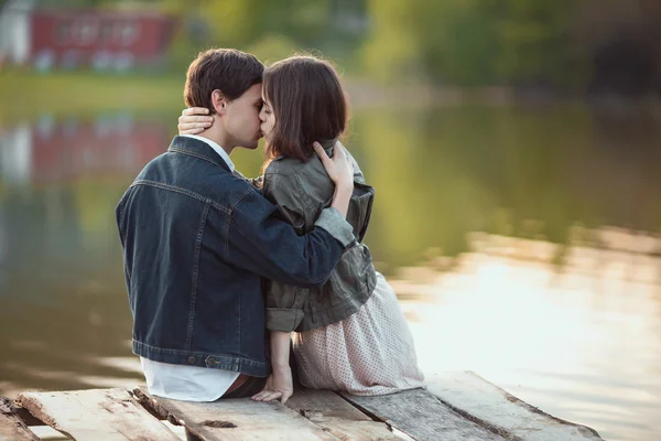 Happy romantic couple rowing a small boat on lake — Stock Photo, Image