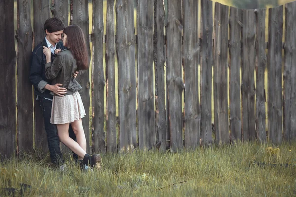 Vackra unga par i kärlek utomhus — Stockfoto