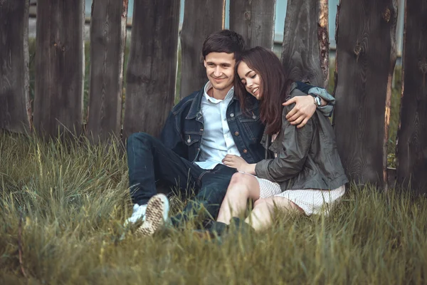 Beau jeune couple amoureux en plein air — Photo