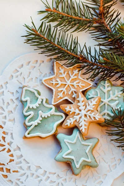 Рождественское печенье с праздничным оформлением и веточками Рождества — стоковое фото