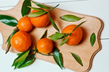 Ahşap masa yapraklarda ile güzel olgun mandalina