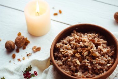 Beyaz ahşap zemin üzerine mumlar ile Noel püresi