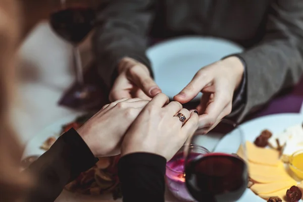 Belo jovem casal com copos de vinho tinto em restaurante de luxo — Fotografia de Stock