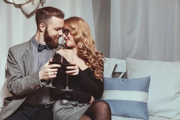 Beau jeune couple amoureux assis sur un banc — Photo